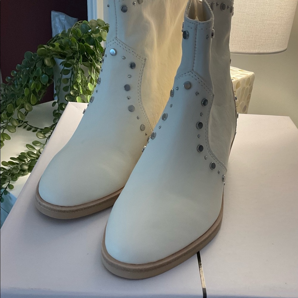 NWT’s DOLCE VITA SIZE 6 off white with silver studs are beauties! - Picture 5 of 9